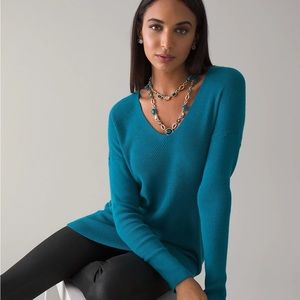 White House black market teal soft seamed vneck tunic sweater